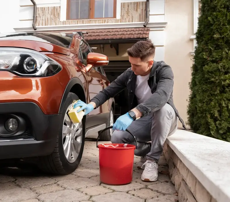 Lavage auto à domicile Guesnain : professionnel intervenant sur un véhicule